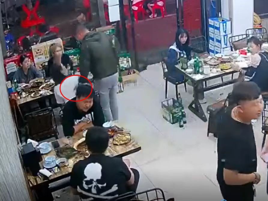 性骚扰、殴打女人,灯火通明的烧烤店,9个社会毒瘤挑衅人性底线