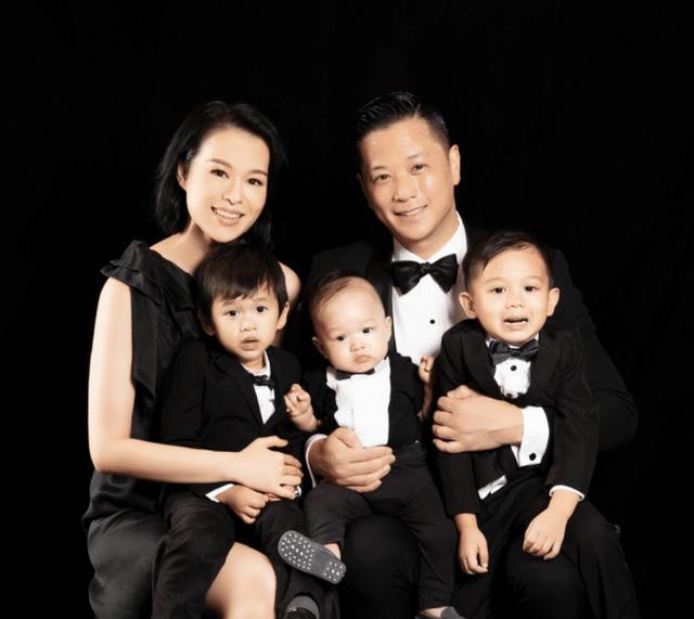 胡杏儿丈夫春节晒全家福，一家五口穿亲子装，豪宅客厅装修简约