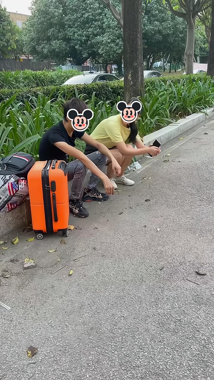 一女子搭讪坐在路边的男子:没地方去吗?要不要来我家当上门女婿