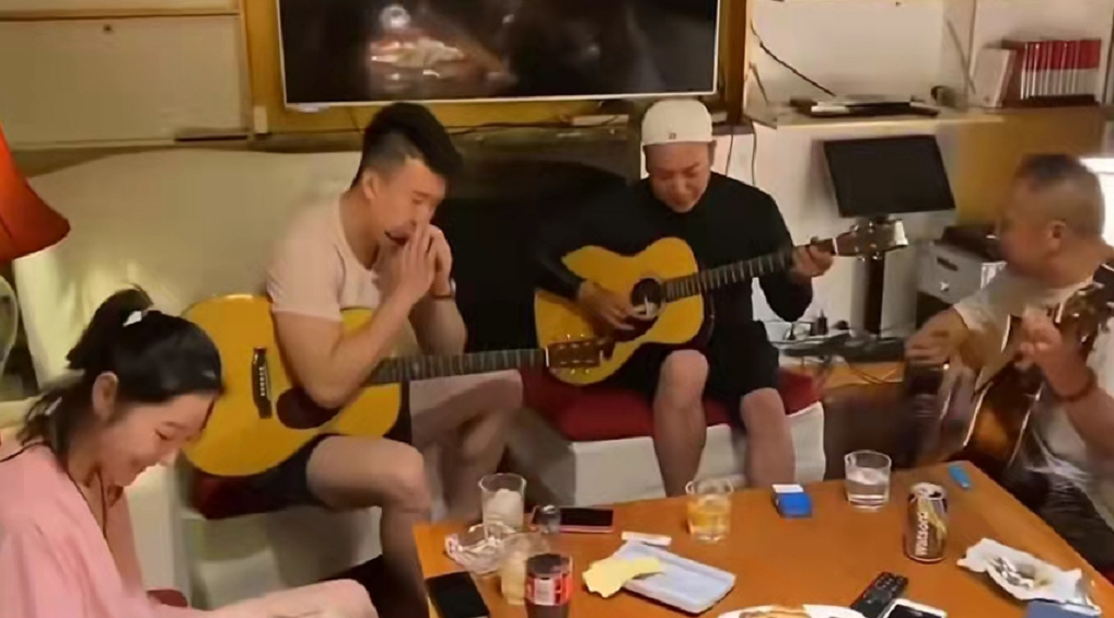 |英达24岁儿子打高尔夫！身材发福似富豪，多才多艺懂得享受生活