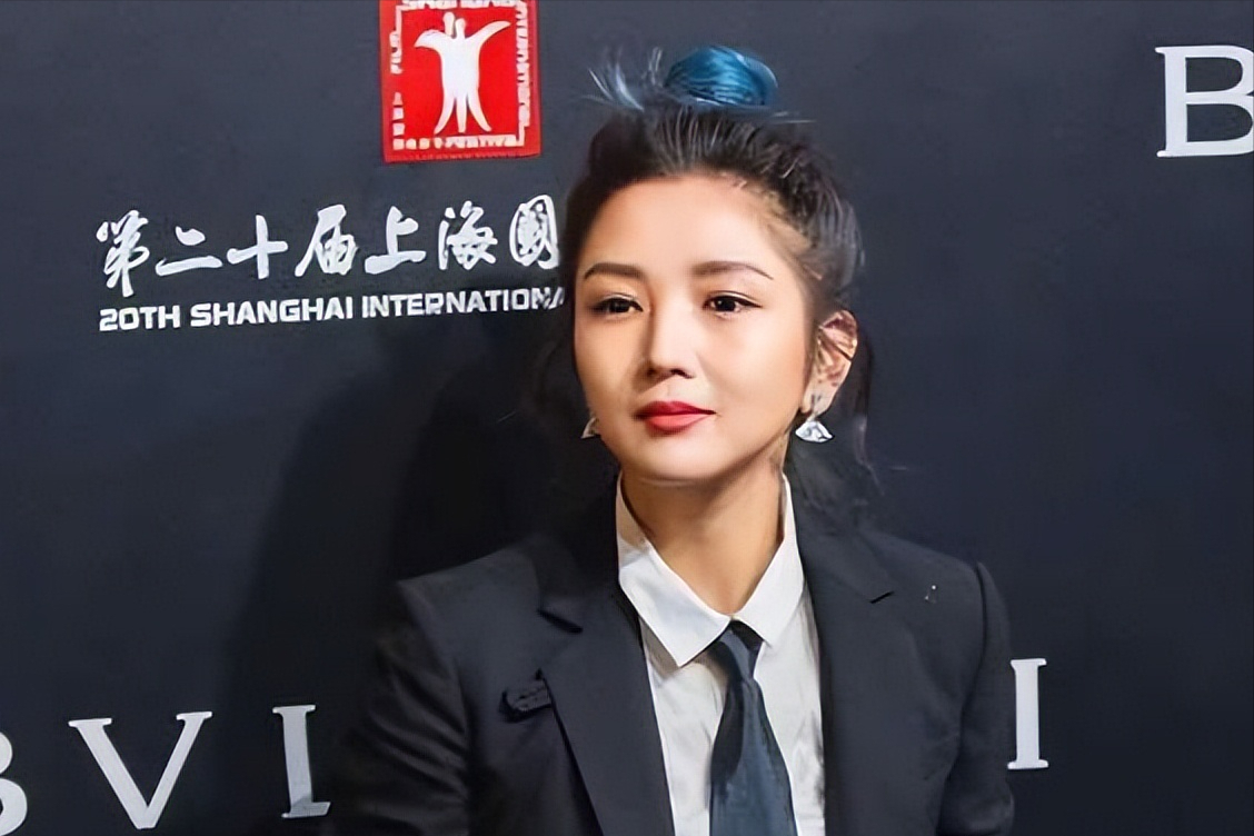 何洁|何洁:养活4娃压力大,连保姆都请不起,她还能保住千万豪宅吗?