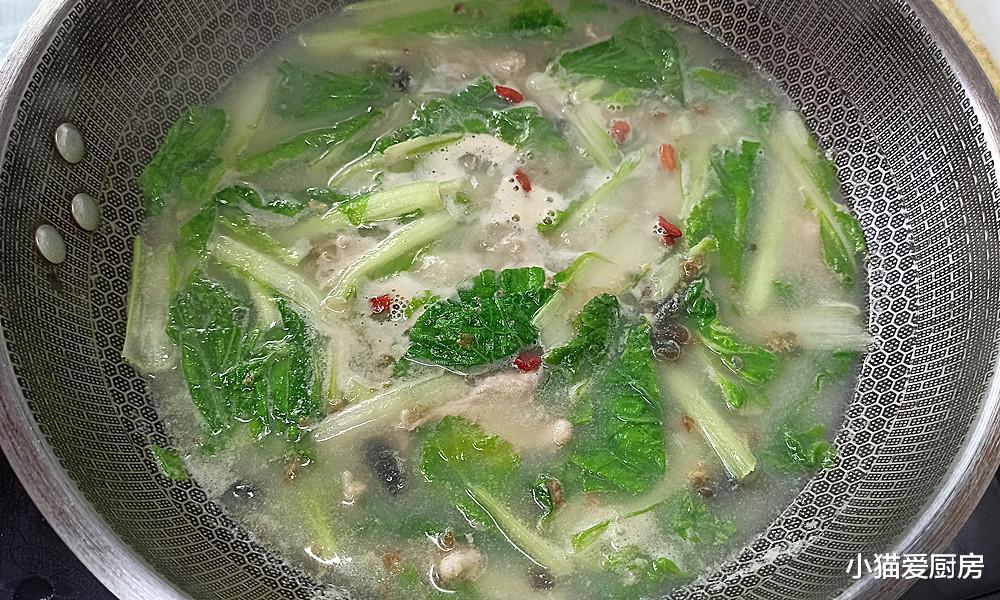 皮蛋肉片汤的这种做法，汤汁奶白味道鲜美，是冷天适合的一道汤菜