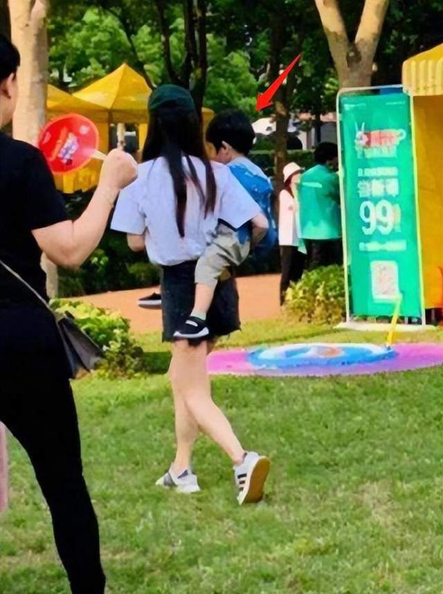 小海绵|?5岁小海绵机场接妈妈杨颖!身高出众打扮时尚,全程蹦跳太兴奋