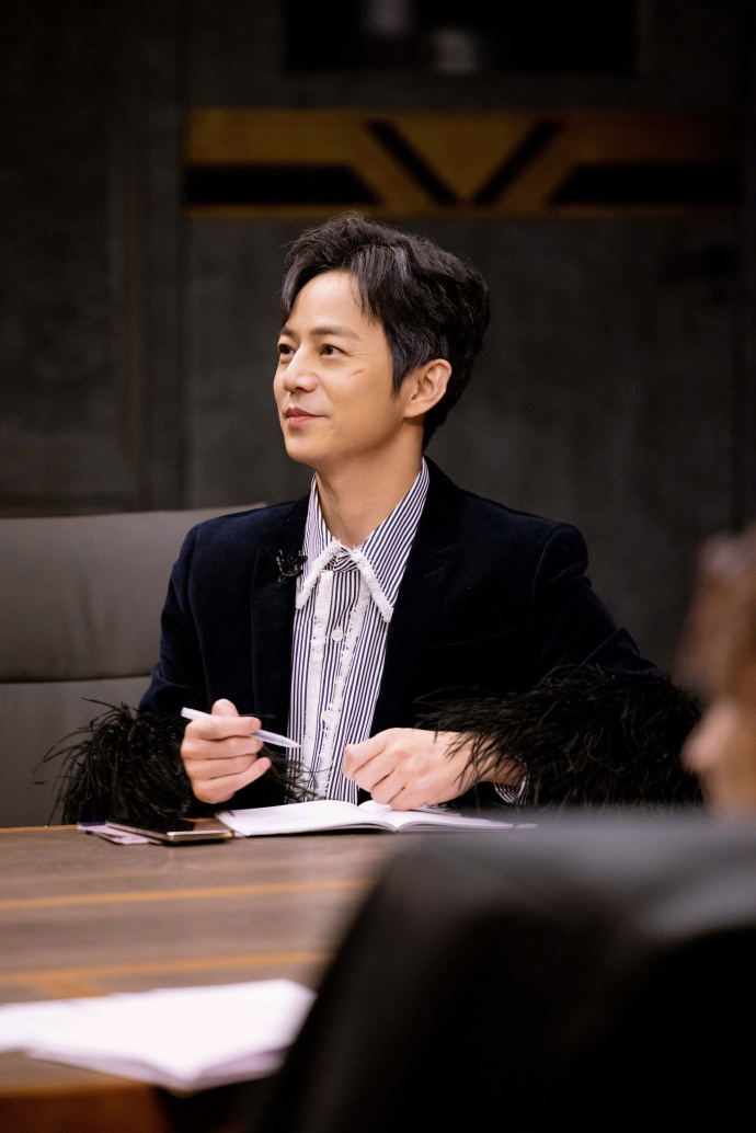 何炅|《你好星期六》私下聚餐被包围:何炅差点摔倒,刘耀文进不去车门