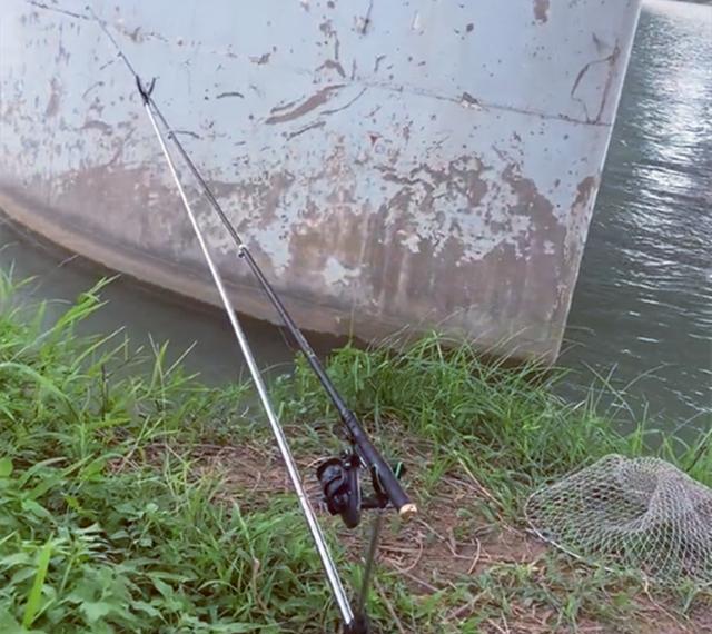广西|广西男子钓鱼钓了一个人，报警后淡定垂钓，网友：钓鱼界最强男人