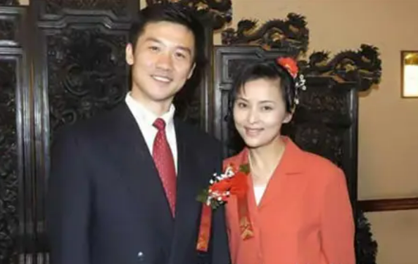 黄志忠|黄志忠何音离婚11年后，一个婚姻幸福，一个孤苦伶仃