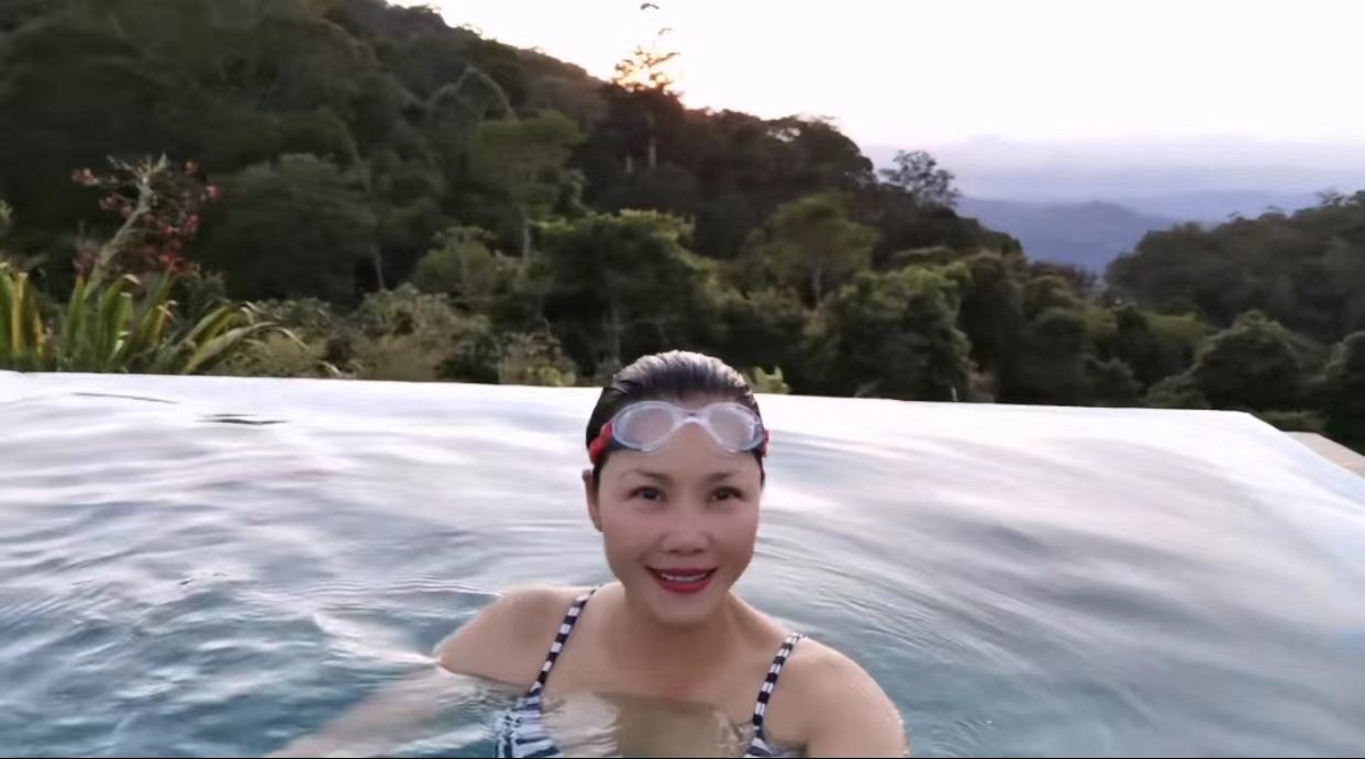 田震|56岁田震澳洲豪华农庄度假！穿紧身衣大秀好身材，狂吃半人高龙虾