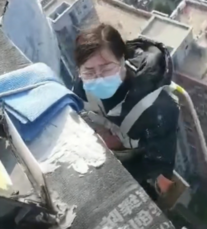 女子一个人外出打工从事高空作业走红