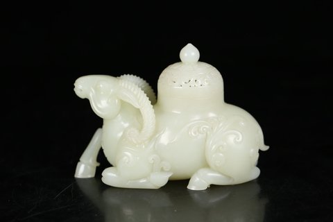 |旧藏 晚清和田玉羊香薰摆件
