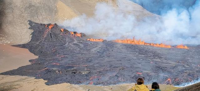 沉睡了6000多年的火山苏醒,持续喷发滚烫的岩浆,毒气体四处弥漫