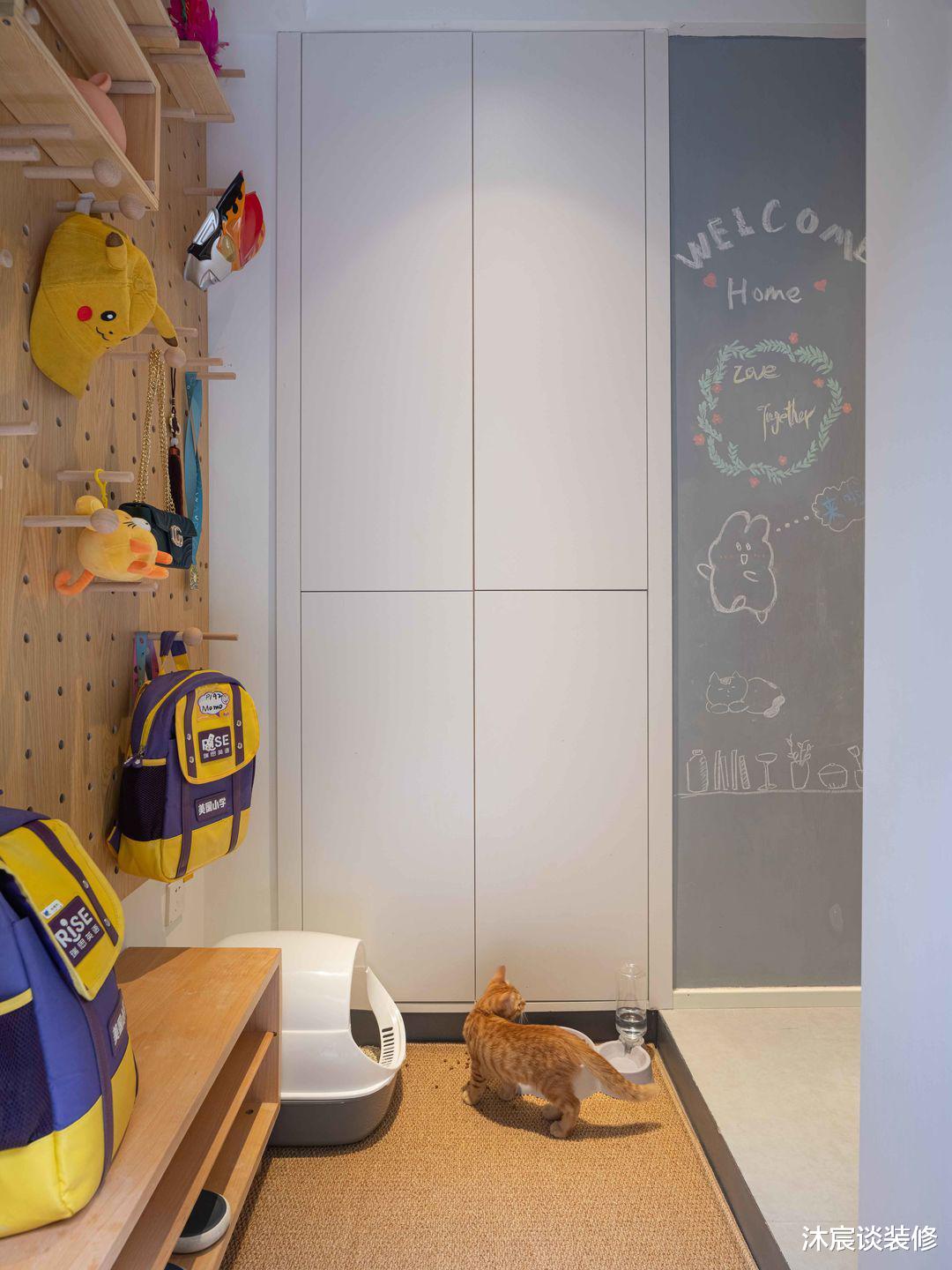 一家4口住40平,去客厅设计,家里有储物墙还有吧台,蜗居也幸福