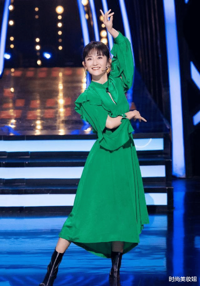 粉色 谢娜越来越会打扮了,穿粉色小香风扎马尾,高级洋气又减龄