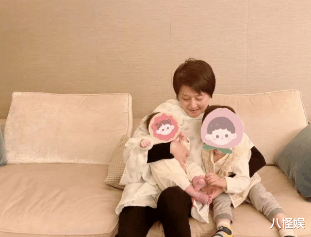 奚梦瑶|奚梦瑶陪老公婆婆外出，何猷君过马路贴心牵妈妈手，一家人好和睦