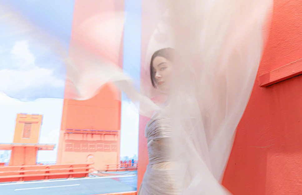 袁姗姗|袁姗姗百花奖造型太性感!上半身缠绕几条布带,站河边拍照不嫌脏