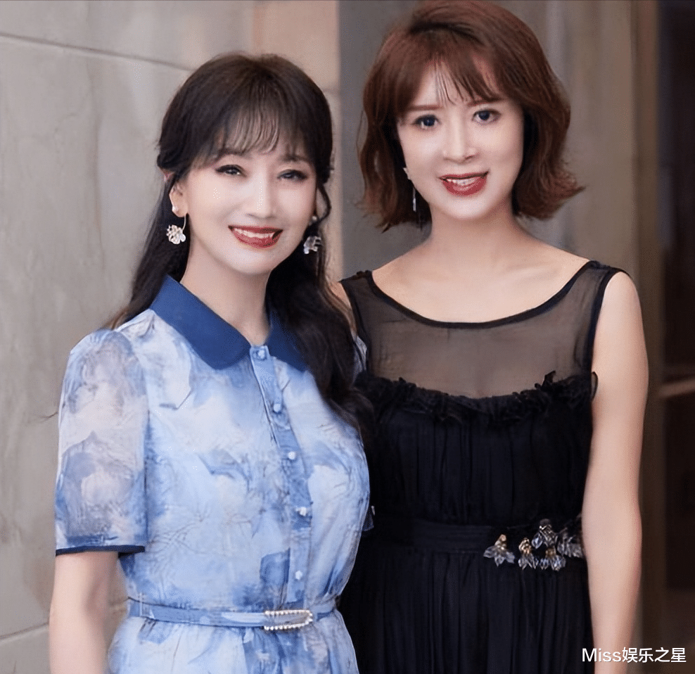 赵雅芝|68岁赵雅芝看房引群众围观,与金巧巧同行似同龄人,爆其已复出