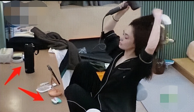 张颖颖|40岁阿娇素颜皮肤太白嫩!穿睡衣狂吹湿头发,一个吹风机价格三千