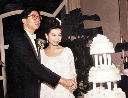 王晶|钟楚红,为了爱情放弃事业,丈夫过世后至今未嫁,62岁深情又优雅