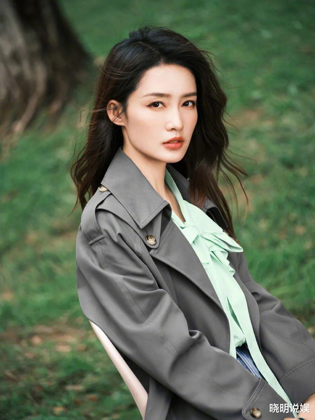 李沁|时尚女星李沁灰色风衣搭配绿色荷叶边衬衫，简约造型利落不失精致