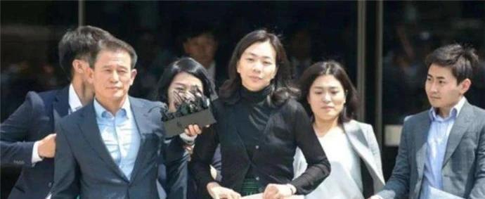 因为一袋坚果，让航班返航，还要求道歉？财阀千金赵显娥有多狂？