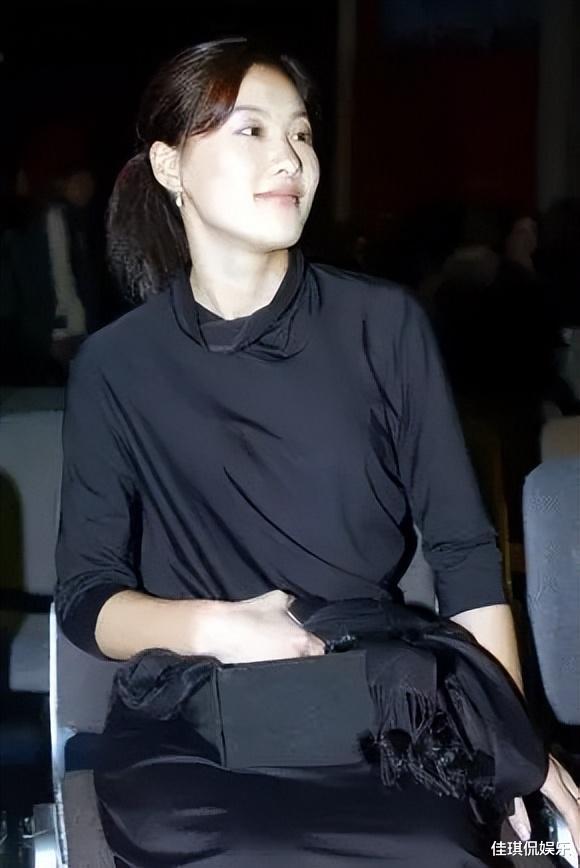 伏明霞|结婚后，在体育圈销声匿迹的伏明霞，正在名媛圈如鱼得水
