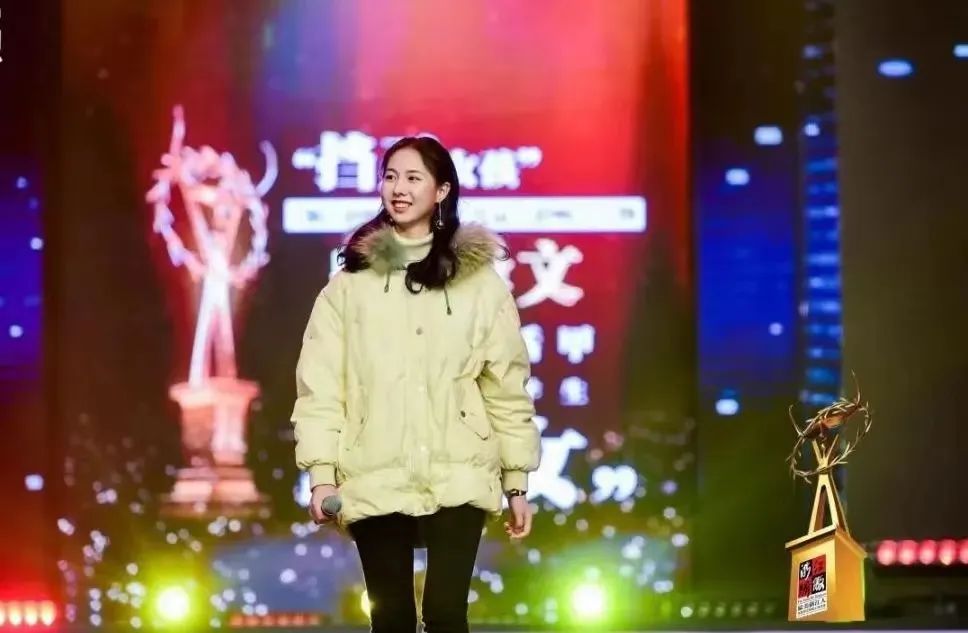 一个打耳洞都怕疼的姑娘,为同学挡了8刀!
