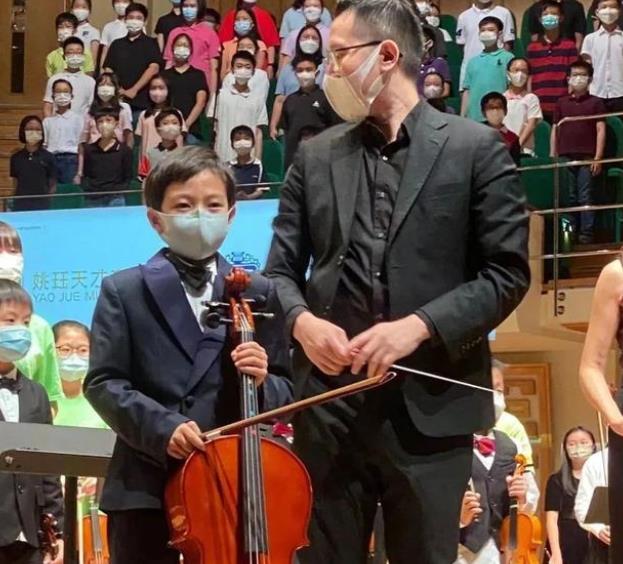 郭晶晶|郭晶晶妈妈罕见亮相！头发花白看外孙演奏，衣着朴素却气质优雅