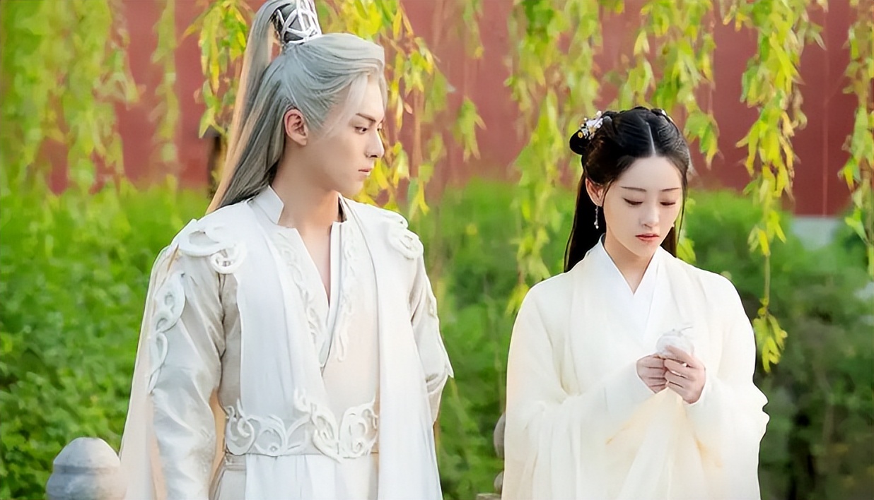 王鹤棣|同样是王鹤棣演的“白发美男子”,《苍兰诀》和《遇龙》区别咋那么大呢