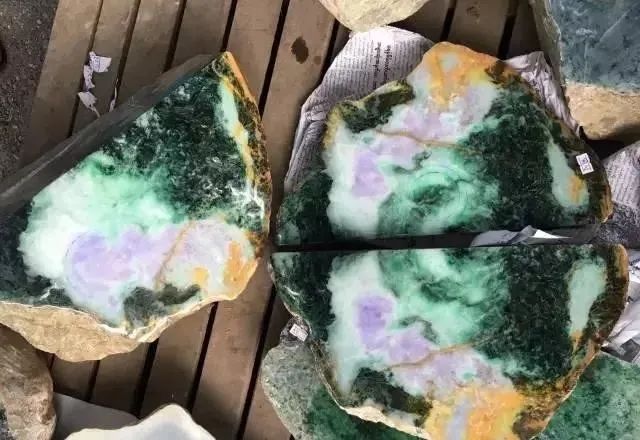 翡翠|翡翠原石，一刀下去，切出“国宝”来了！