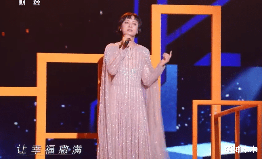 孙俪|众星亮相818晚会：关晓彤穿梦幻蛋糕裙，孙俪裸色长裙失策显胖