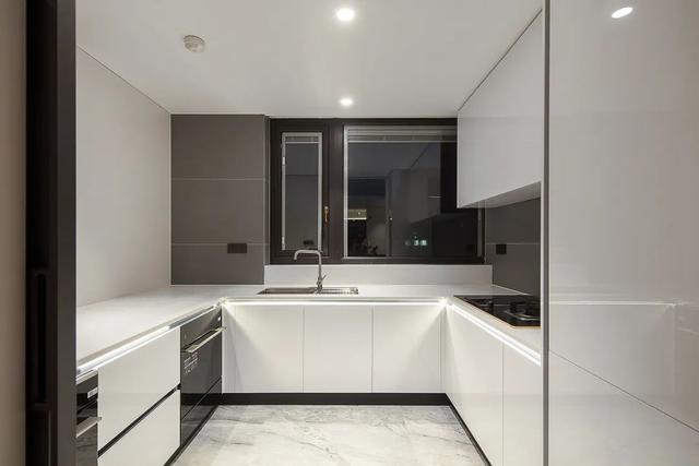 150㎡现代极简，净白的墙面，加入木质感，满屋自然轻松的体验