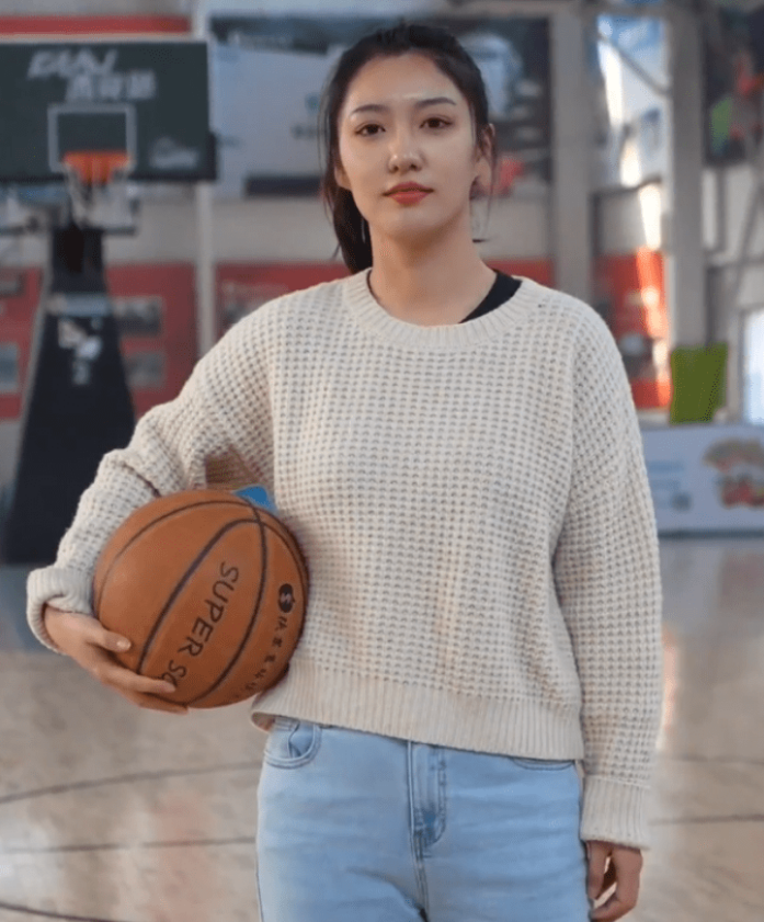 95后女警察走红,英姿飒爽车技了得颜值还很高,“巾帼不让须眉”