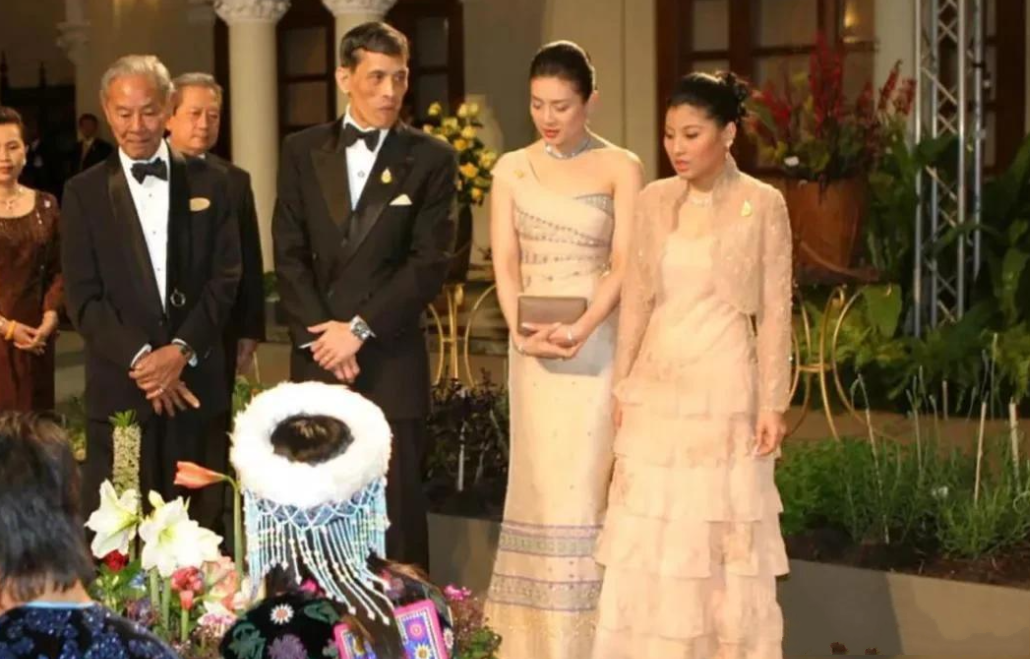 思蕊梵|“神兽公主”思蕊梵新年两次亮相!粉色泰服显淑女,军装又酷又美