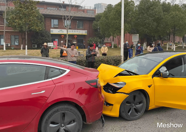 自动挡汽车在高速上失控,怎么处理才能保命?不要胡乱操作!