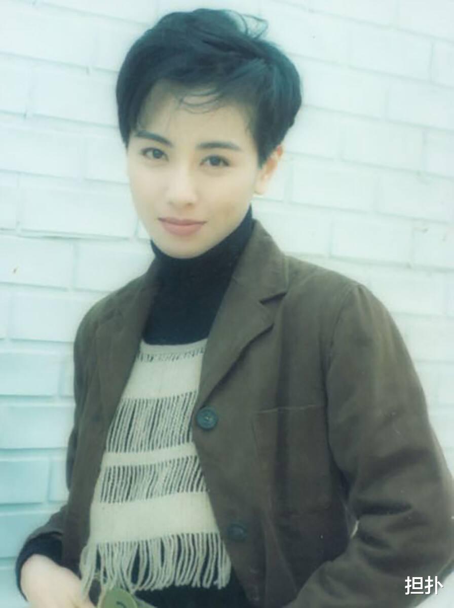 刘銮雄|年轻时有多个明星女友，如今坐拥千亿，却因身体太虚夏天还穿长袖