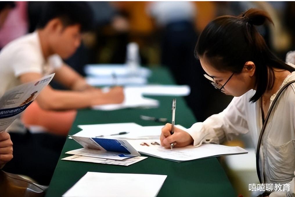 hr|大学生就业屡屡失败,大企业HR坦言:这些简历不用细看直接淘汰