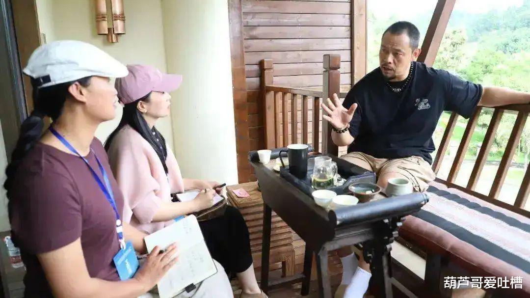 窦骁|晋松直播感慨演员不易，高温下拍戏待遇不如保安