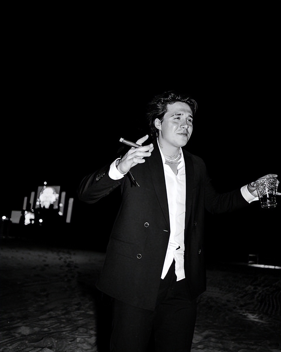 赛琳娜|大布夫妇和赛琳娜过年玩嗨!妮可拉钻石迷你裙美翻,贝嫂想念儿子