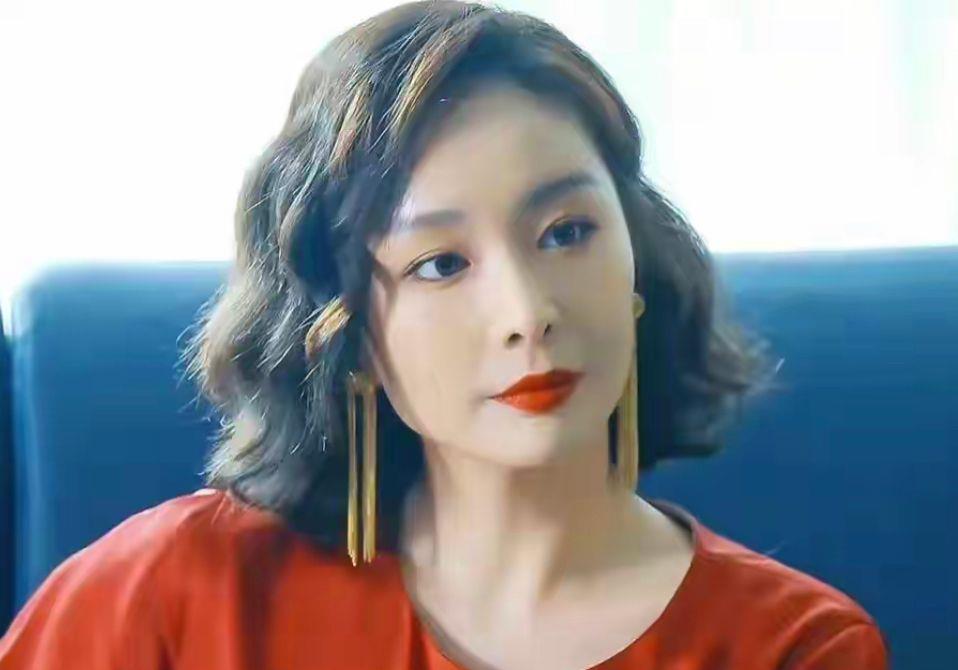 发型 发型对气质的影响真大，看《狂飙》大嫂就知道，村姑与大佬的区别