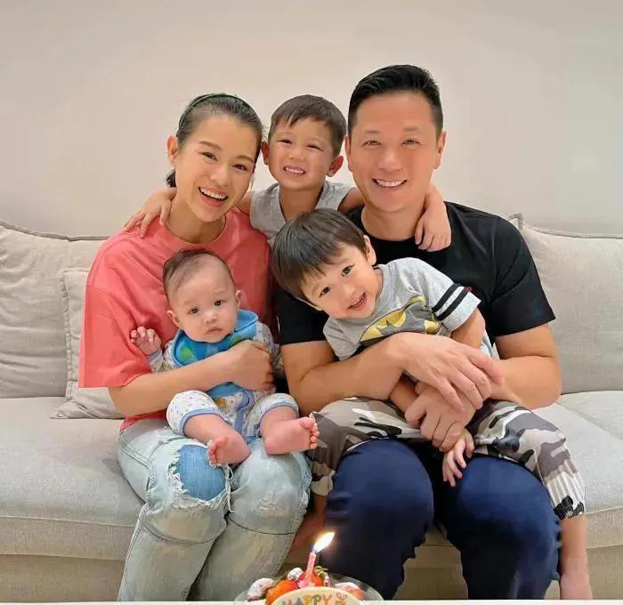 宋仲基|胡杏儿晒圣诞全家福，穿同款亲子装可爱又温馨，三个儿子帅气可爱