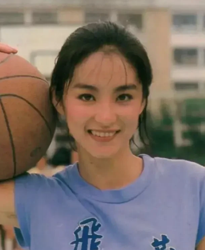 林青霞|林青霞旅游照,如今68岁的她又肥又胖,美人已成过去式。