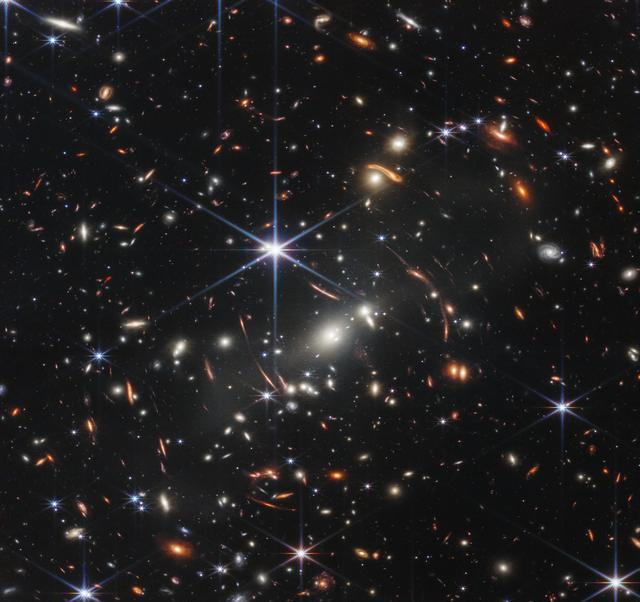 詹姆斯韦伯望远镜:首张宇宙红外图像,为何中间有个环形扭曲?