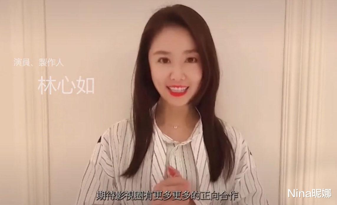 衬衫 不愧是霍建华的菜，46岁林心如穿条纹衬衫气场全开，大红唇好娇艳