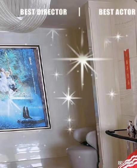 黄晓明|黄晓明给妈妈过节，离婚后首曝现居住的豪宅，跟女星合照抢镜