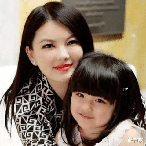 李湘|李湘母女再度凭豪气出圈,看国际LV秀展,全身装扮超过百万