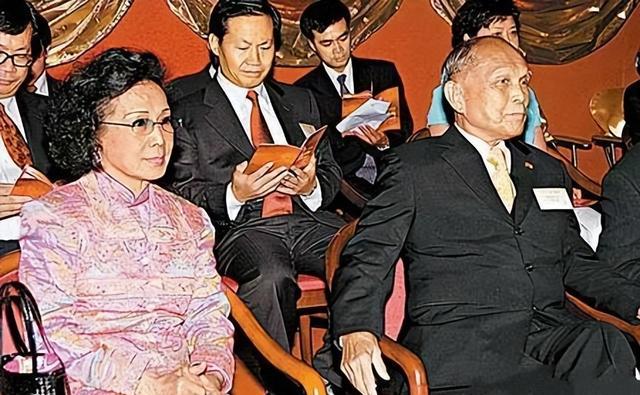 霍英东|霍英东初恋冯坚妮：离异带娃照样被娶进门，生两个儿子，分到50亿