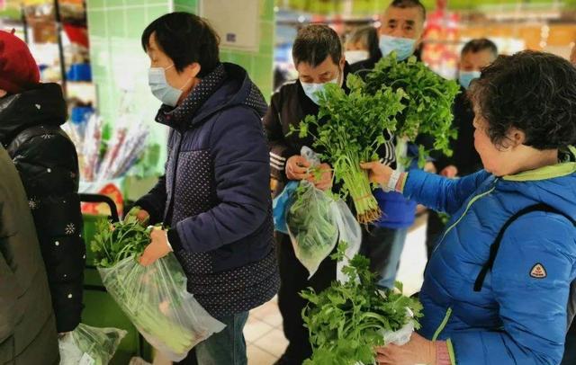 房价|拿着3000元的工资，却住100万的房？当代人的生活到底是好是坏？
