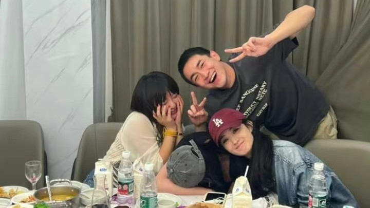 赵丽颖|赵丽颖林更新新鲜聚餐照，拍照Pose也太可爱了吧，状态都好好哦