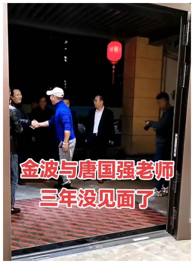 唐国强消瘦腿脚僵硬！与网红握手后反复擦手，被指嫌弃对方引争议