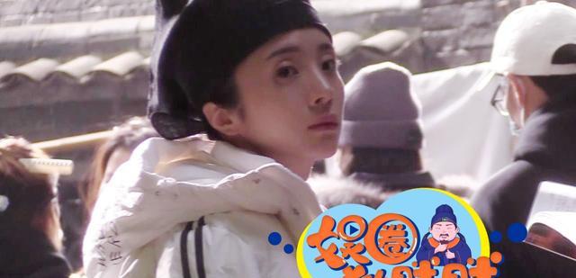 胡冰卿|胡冰卿新剧开机眼窝凹陷显老态现身片场双目无神面露疲色