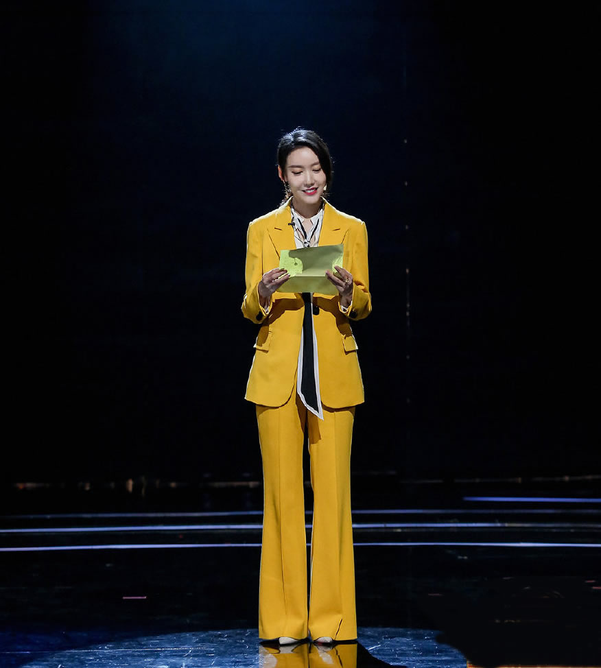 脂肪肝 高露录节目彰显实力，穿印花短袖配红裙甜美大气，盘发红唇很优雅